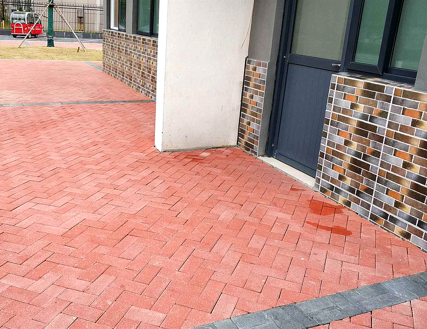 院子铺条小路用红砖才经典，5种新铺法，砖缝打上水泥，耐用耐看 - 知乎